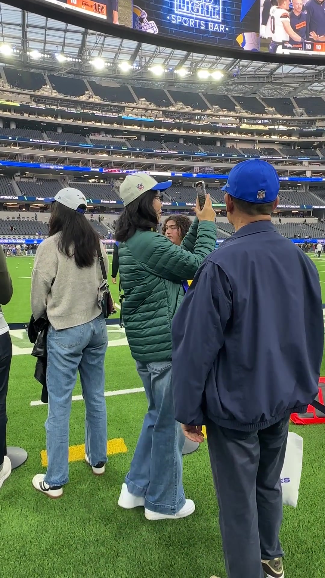 开云体育下载🏈x🏐著名排球教练郎平及家人作客公羊队主场观看比赛