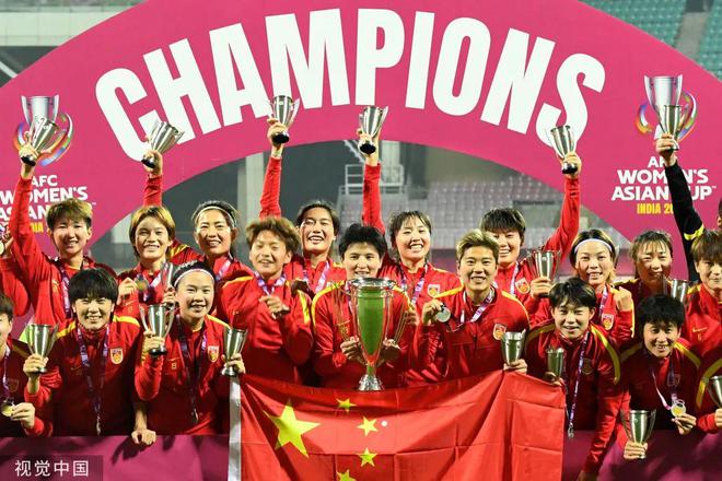女子足球明星代表国家参赛获胜利